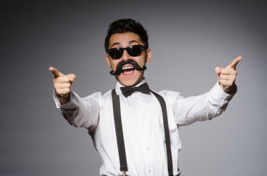 Gri izole yanlış bıyıklı genç adam