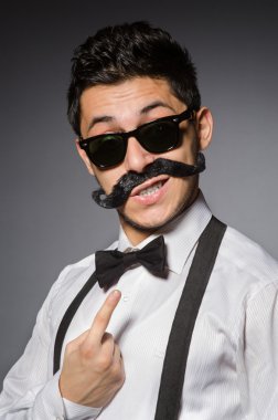 Gri izole yanlış bıyıklı genç adam