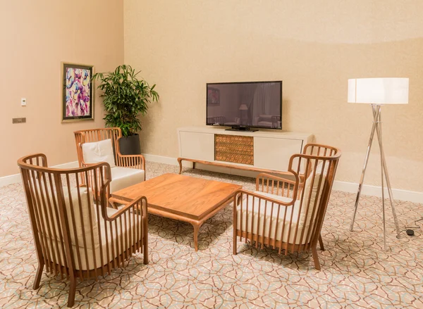 Wnętrza pokoju zdobią nowoczesne meble — Zdjęcie stockowe