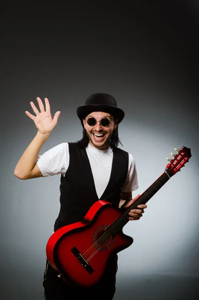 Człowiek nosi okulary i gra na gitarze — Zdjęcie stockowe