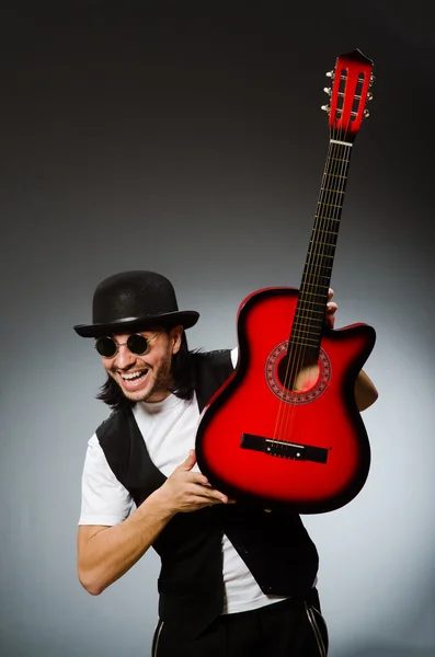 Homem usando óculos de sol e tocando guitarra — Fotografia de Stock