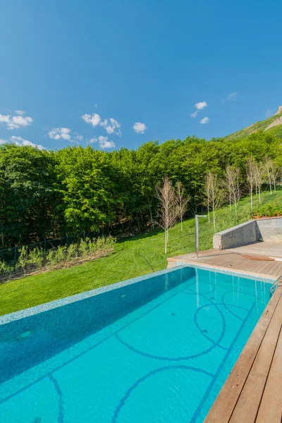 Piscina infinita en el brillante día de verano — Foto de Stock