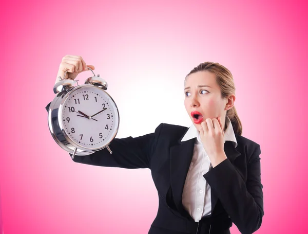 Vrouw zakenvrouw met reusachtige klok — Stockfoto