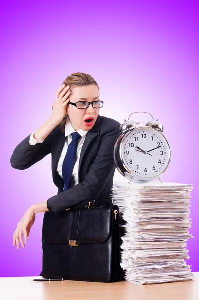 Mujer de negocios con reloj y papeles — Foto de Stock