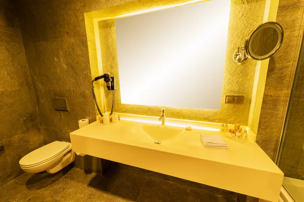 Modernes elegantes Waschbecken im Badezimmer — Stockfoto