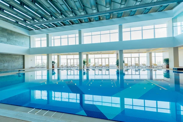 Piscina coperta in concetto sano — Foto Stock