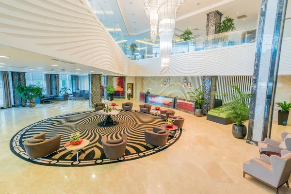 Otel lobisinde modern tasarımı ile — Stok fotoğraf