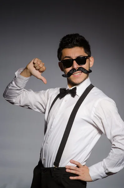 Hombre joven en gafas de sol frescas aisladas en gris — Foto de Stock