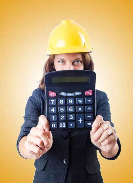 Constructeur féminin avec calculatrice contre gradient — Photo