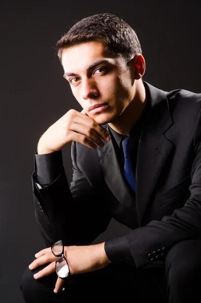 Joven hombre elegante contra gris —  Fotos de Stock