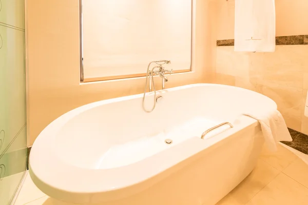 Moderno baño interior con bañera — Foto de Stock