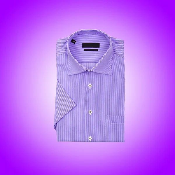 Camisa masculina agradável contra o gradiente — Fotografia de Stock