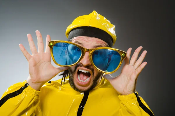 Hombre vestido de traje amarillo en concepto divertido — Foto de Stock