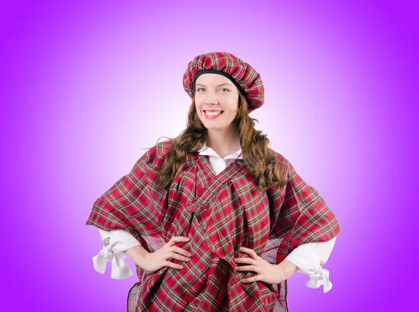 Jonge vrouw in traditionele Schotse kleding — Stockfoto