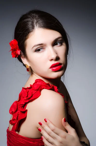 Retrato de mulher contra fundo escuro — Fotografia de Stock