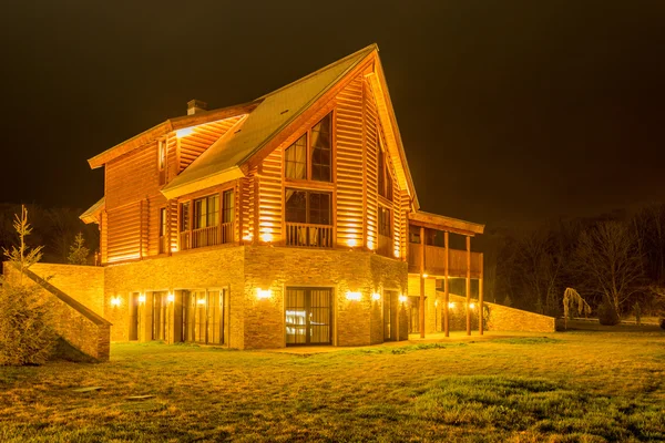 Akşam saatlerinde güzel modern ev — Stok fotoğraf