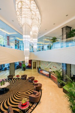 Otel lobisinde modern tasarımı ile