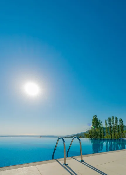 Бесконечный бассейн в яркий летний день — стоковое фото