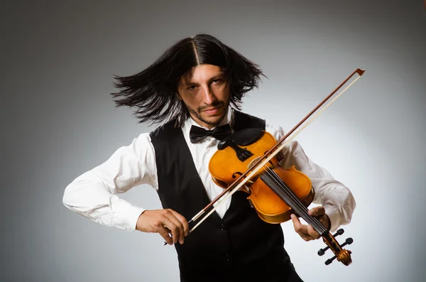男の音楽のコンセプトでバイオリンの演奏 — ストック写真