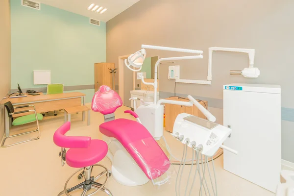 Dentista camera moderna con attrezzature e strumenti — Foto Stock