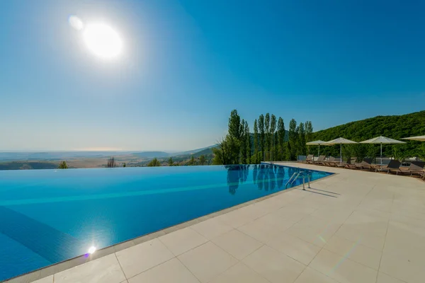 Piscina infinita no dia de verão brilhante — Fotografia de Stock