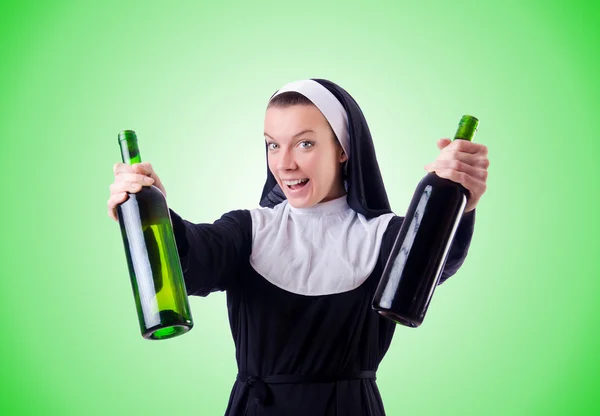 Nonne mit Flasche Rotwein — Stockfoto