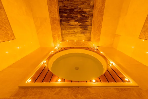 Salle de spa avec bougies allumées — Photo