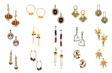 Beyaza izole edilmiş çeşitli küpeler.