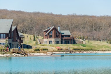 Parlak gün su yakınında modern ev