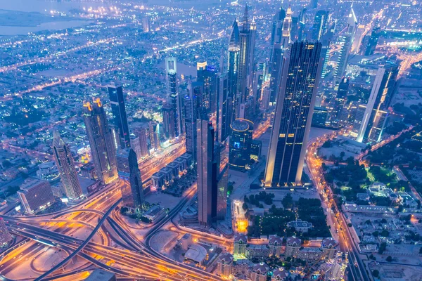 Panorama della notte Dubai durante il tramonto — Foto Stock