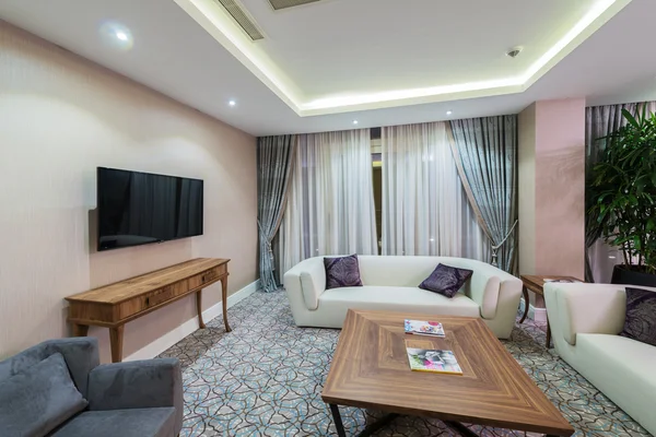 Intérieur de la chambre avec mobilier moderne — Photo