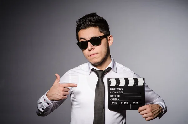 Joven con gafas de sol frías sosteniendo pizarra aislada en gris — Foto de Stock