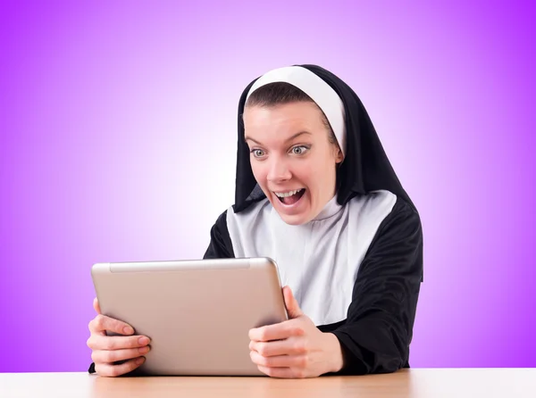 Nun working on laptop — Stock Photo, Image