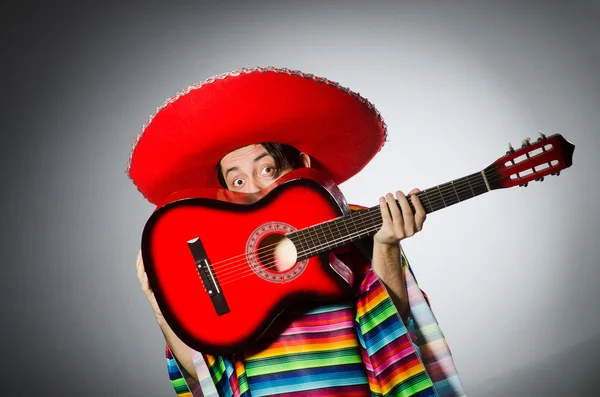 Homem de sombrero vermelho tocando guitarra — Fotografia de Stock