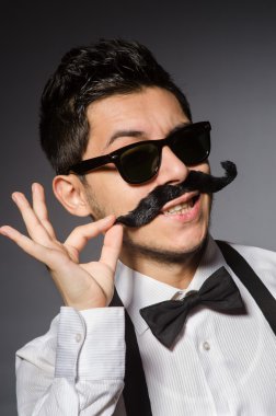 Gri izole yanlış bıyıklı genç adam