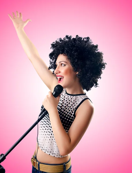 Mulher com corte de cabelo afro contra o gradiente — Fotografia de Stock