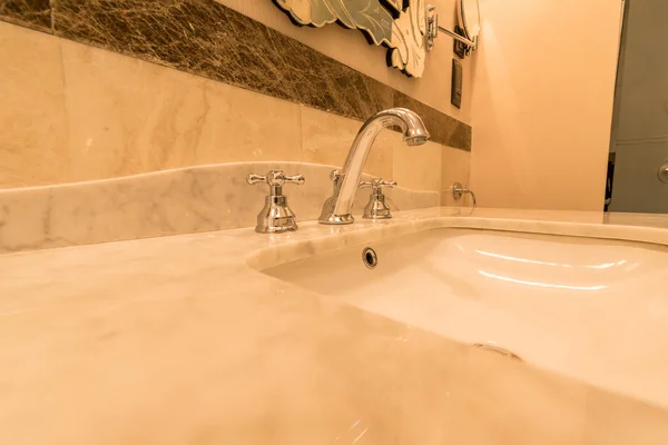 Современная раковина в ванной комнате — стоковое фото
