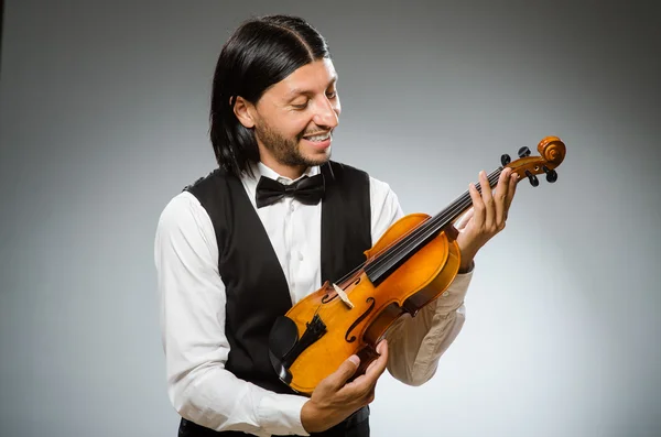 Homem tocando violino no conceito musical — Fotografia de Stock