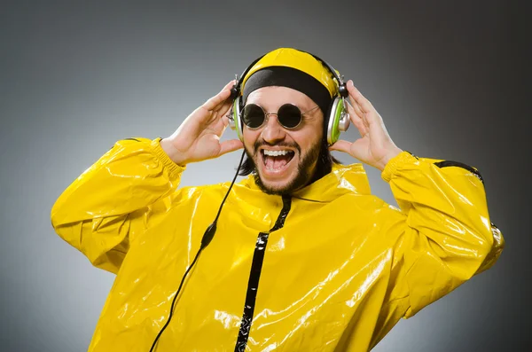 Uomo vestito di giallo ascolto — Foto Stock