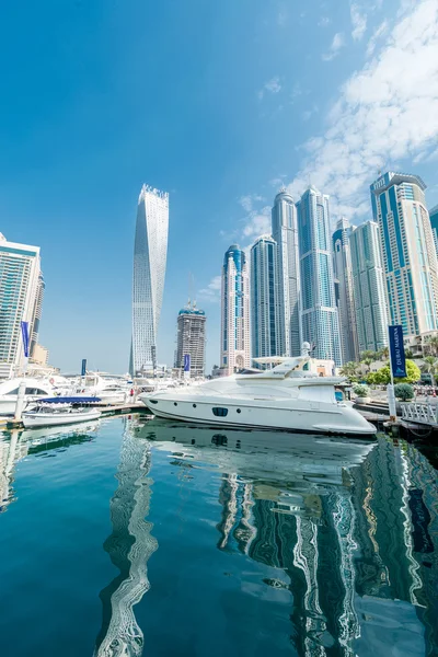 Dubai Marina distrito nos Emirados Árabes Unidos — Fotografia de Stock