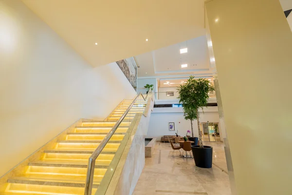 현대 호텔 내부에서 계단 경우 — 스톡 사진
