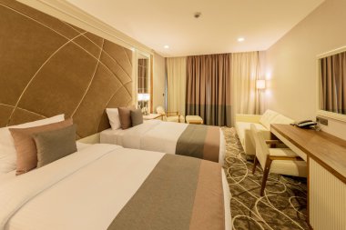 Modern içerikli bir otel odası.