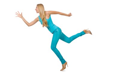 Mavi pantolonlu ve beyaz gömlekli güzel sarışın kadın.