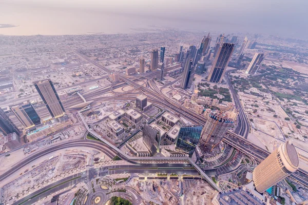 Panorama da noite Dubai durante o pôr do sol — Fotografia de Stock