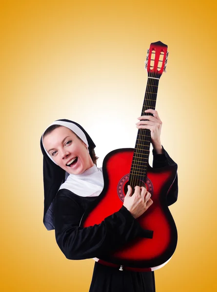 勾配に対するギターの修道女 — ストック写真