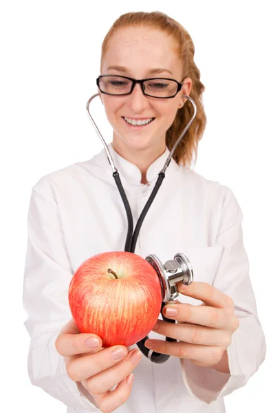 Красивая женщина-врач со стетоскопом и яблоком изолированы на белом — стоковое фото