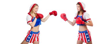 Bizimle semboller üzerinde beyaz izole üniformalı kadın boksörler