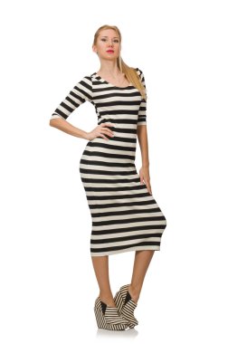 Uzun çizgili elbiseli genç kadın