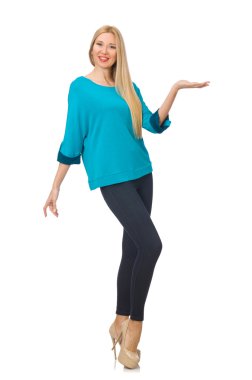 Mavi gömlekli kadın beyazda yalnız.