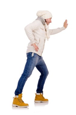 Genç adam beyaz izole kış giysileri içinde